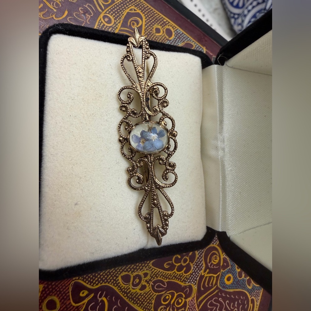 Vintage-Inspired Gold Floral Resin Brooch - Blue Flower Accent